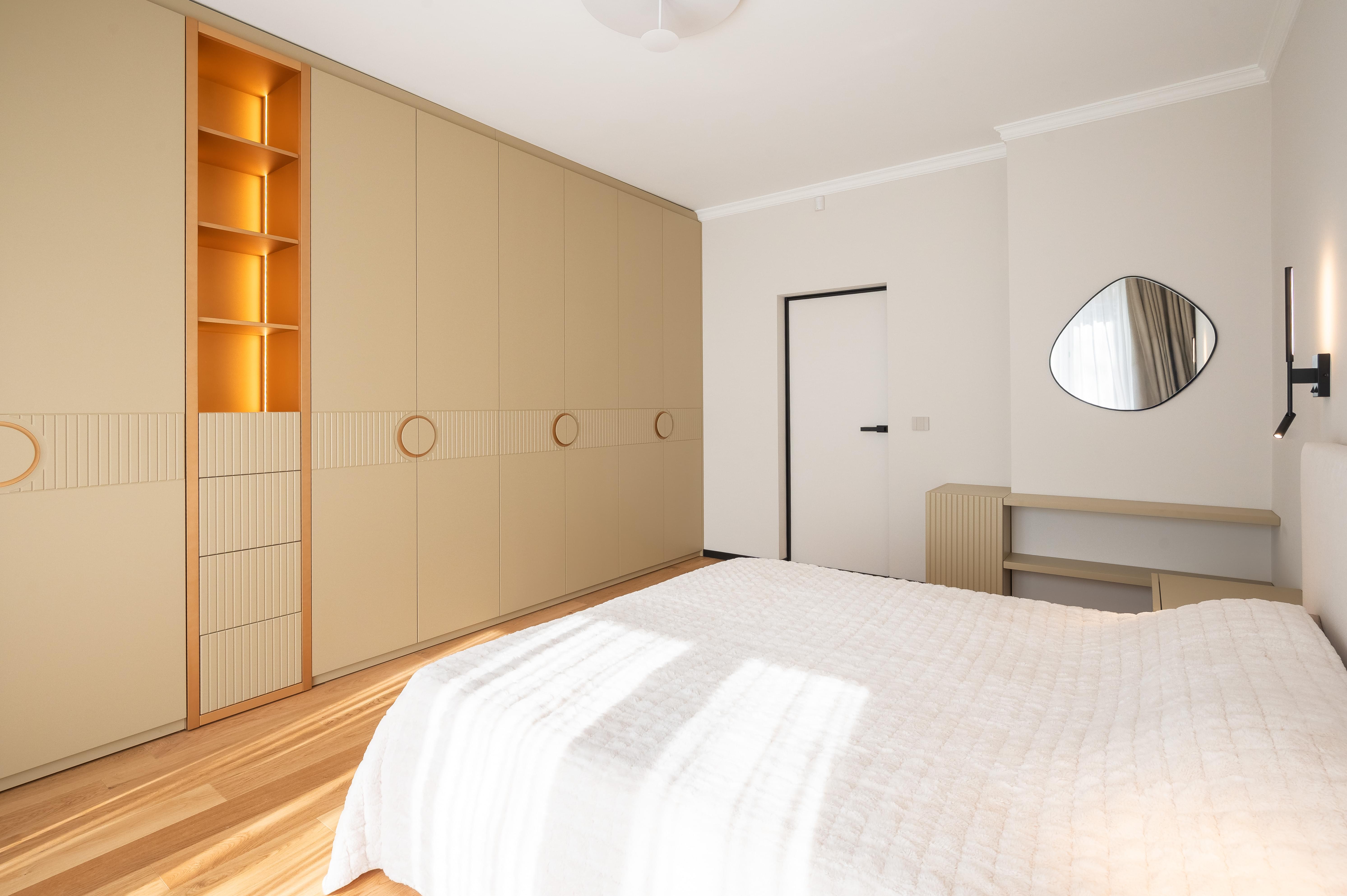 Първото, което виждате сутрин, е гардеробът.